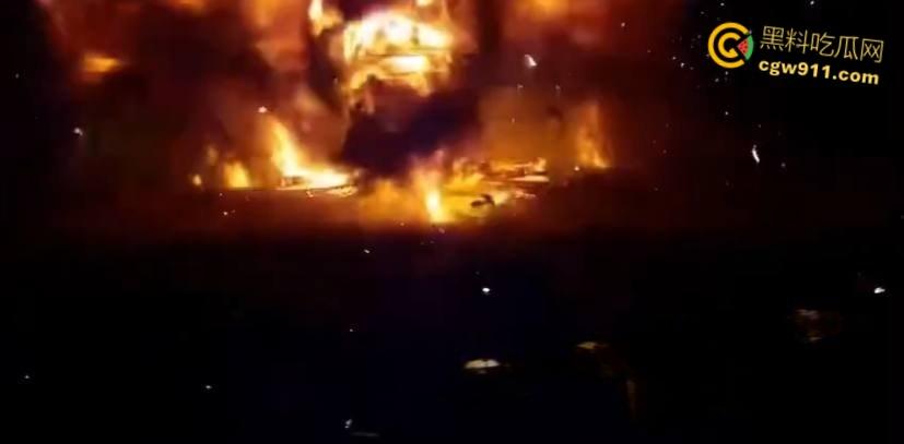 厄瓜多尔瓜亚基尔监狱，外主干道汽车炸弹袭击，逃窜男子撞墙引爆火球冲天，围墙摧毁碎片四溅 !  第6张