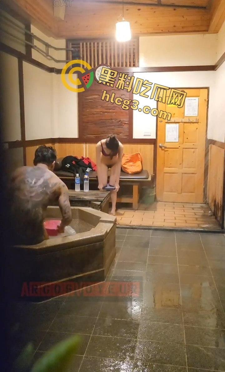 台湾私人温泉旅馆大尺度泄密！情侣洗澡疯狂打炮，俩大奶少妇在一旁调情摸奶！  第7张