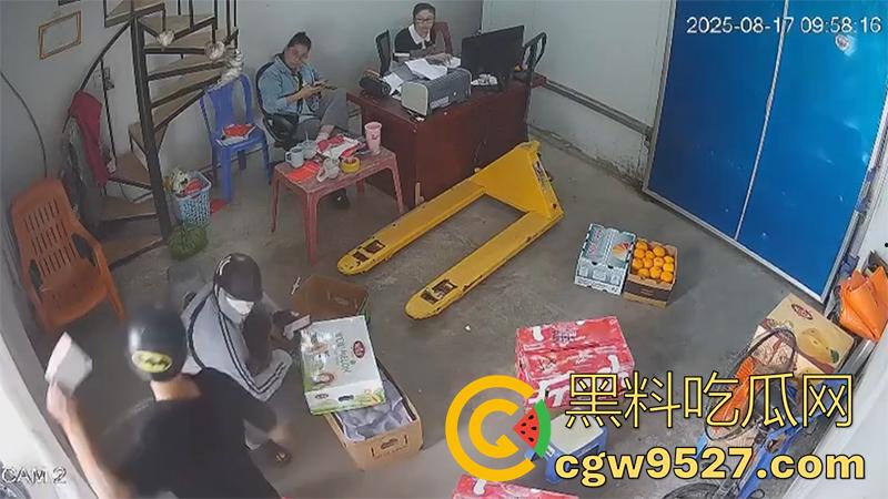 越南海防水果批发市场，发生重大砍人事件，男子手持菜刀疯狂劈砍，导致三人身受重伤，现场视频流出！  第6张