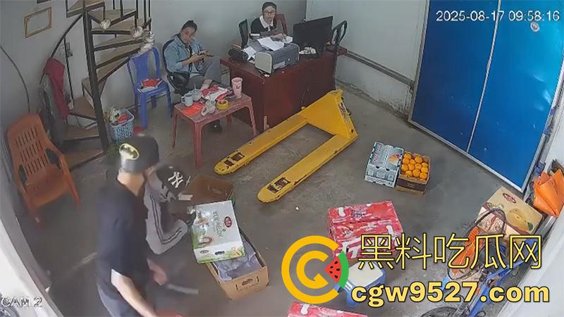 越南海防水果批发市场，发生重大砍人事件，男子手持菜刀疯狂劈砍，导致三人身受重伤，现场视频流出！  第7张