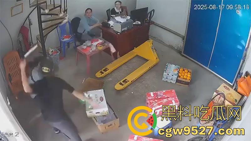 越南海防水果批发市场，发生重大砍人事件，男子手持菜刀疯狂劈砍，导致三人身受重伤，现场视频流出！  第8张