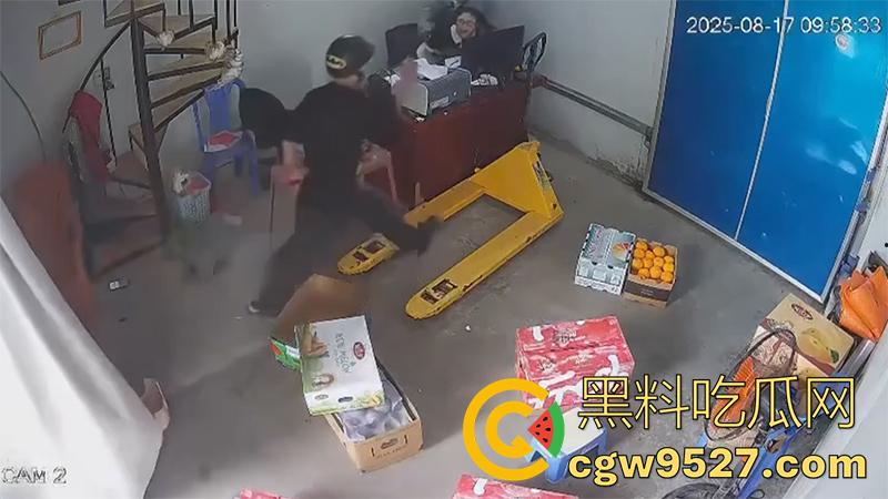 越南海防水果批发市场，发生重大砍人事件，男子手持菜刀疯狂劈砍，导致三人身受重伤，现场视频流出！  第9张