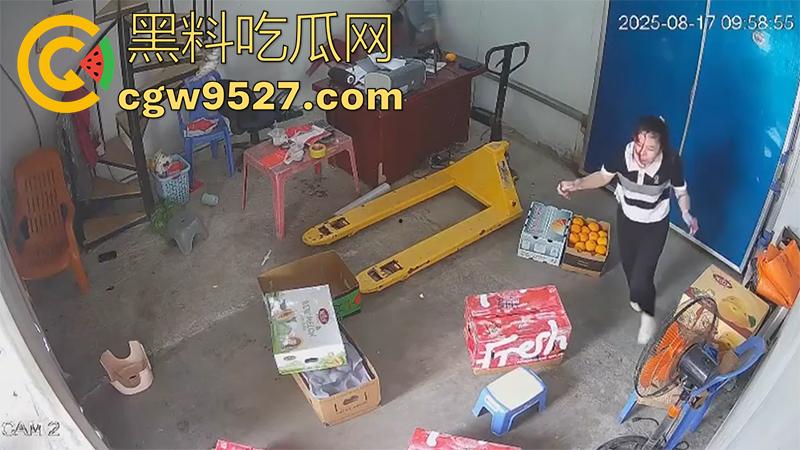 越南海防水果批发市场，发生重大砍人事件，男子手持菜刀疯狂劈砍，导致三人身受重伤，现场视频流出！  第10张