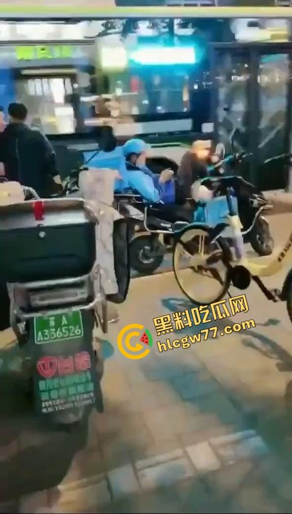 惠州【夏娜】公交站台露出，当众玩到潮喷一地水，这胆也太肥了，不怕被拖去精神病院吗？  第1张