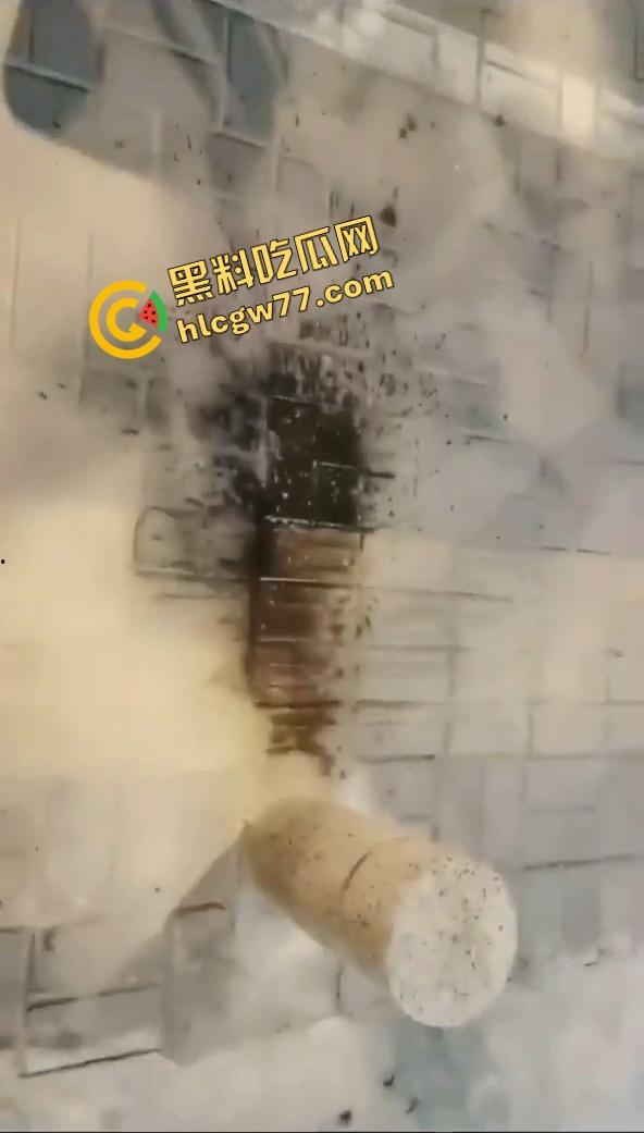 惠州【夏娜】公交站台露出，当众玩到潮喷一地水，这胆也太肥了，不怕被拖去精神病院吗？  第6张