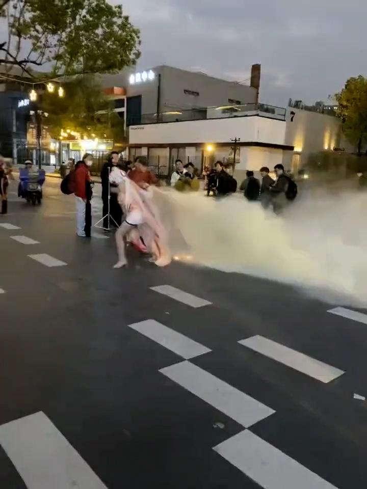 杭州漫展coser燃放仙女棒拍照 被男子拿干粉灭火器怼脸  现场一片恐慌 多视角围观吃瓜 第2张