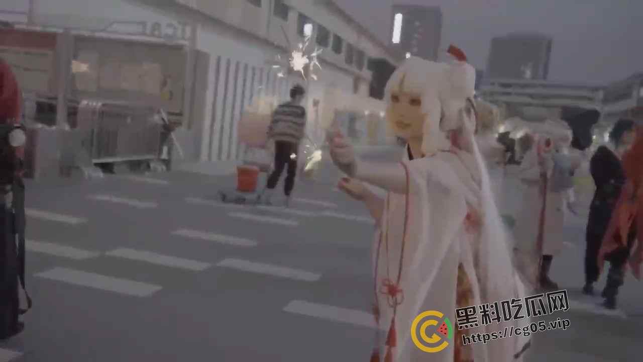 杭州漫展coser燃放仙女棒拍照 被男子拿干粉灭火器怼脸  现场一片恐慌 多视角围观吃瓜 第3张