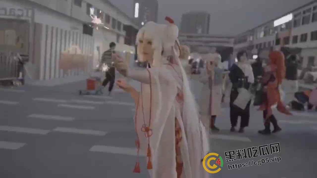 杭州漫展coser燃放仙女棒拍照 被男子拿干粉灭火器怼脸  现场一片恐慌 多视角围观吃瓜 第4张