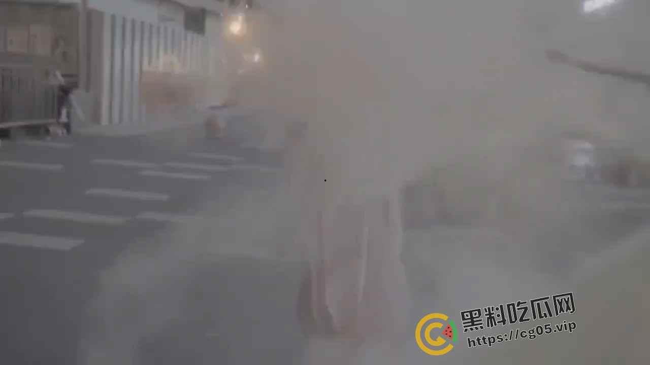 杭州漫展coser燃放仙女棒拍照 被男子拿干粉灭火器怼脸  现场一片恐慌 多视角围观吃瓜 第5张