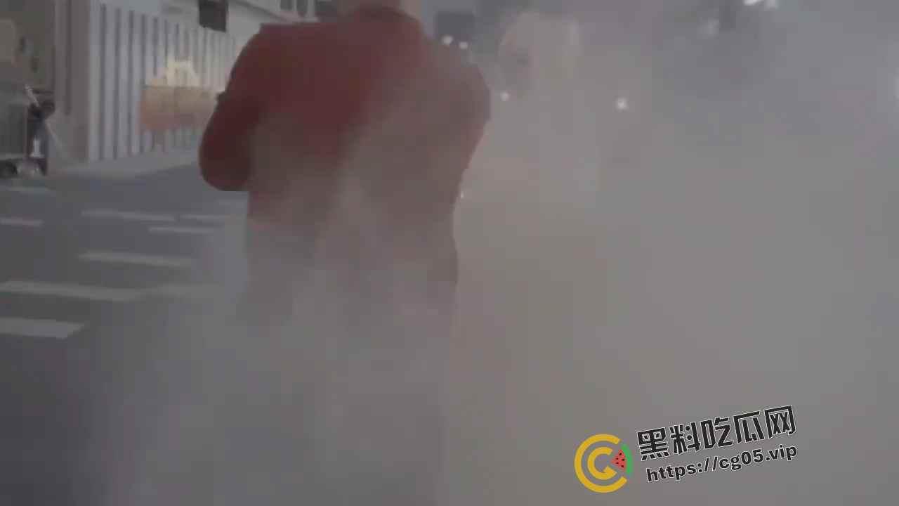 杭州漫展coser燃放仙女棒拍照 被男子拿干粉灭火器怼脸  现场一片恐慌 多视角围观吃瓜 第6张