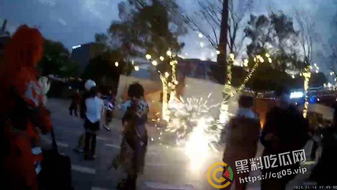 杭州漫展coser燃放仙女棒拍照 被男子拿干粉灭火器怼脸  现场一片恐慌 多视角围观吃瓜 第7张