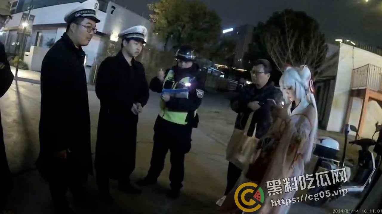 杭州漫展coser燃放仙女棒拍照 被男子拿干粉灭火器怼脸  现场一片恐慌 多视角围观吃瓜 第8张