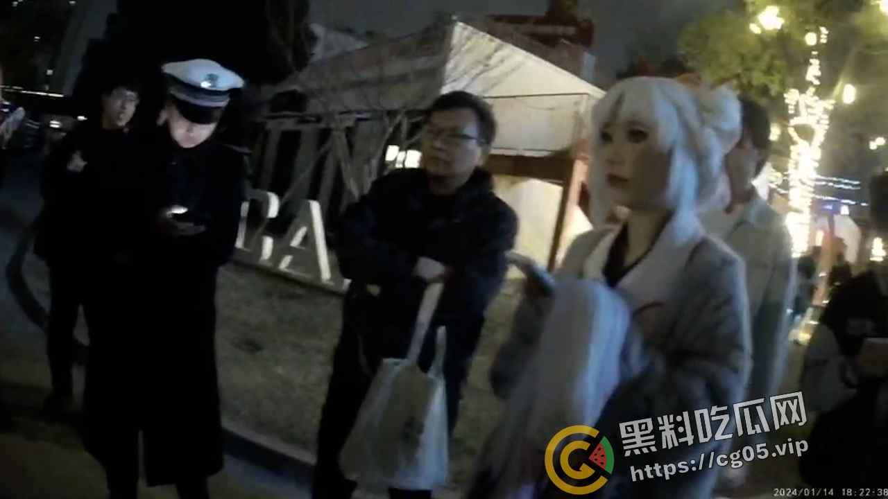 杭州漫展coser燃放仙女棒拍照 被男子拿干粉灭火器怼脸  现场一片恐慌 多视角围观吃瓜 第9张
