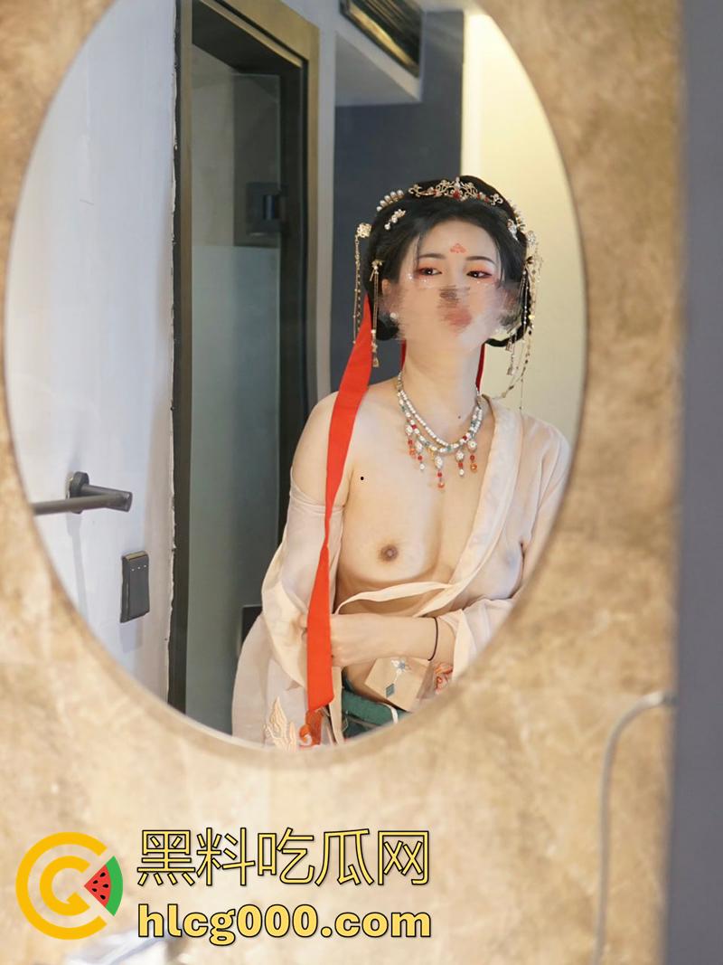 顶级绿帽淫妻，看老婆是怎么主动勾引人的，身高腿长身材一流，这骚逼样实在太像荡妇了！  第1张