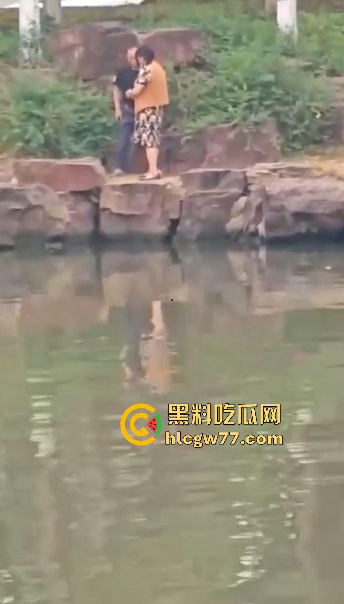 姜还是老的辣 大爷大妈真会玩 来河边偷情 一边做爱 一边看风景 性爱过程被路人全 记录！  第3张
