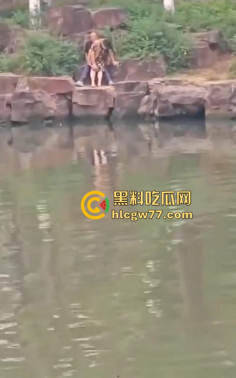 姜还是老的辣 大爷大妈真会玩 来河边偷情 一边做爱 一边看风景 性爱过程被路人全 记录！  第4张