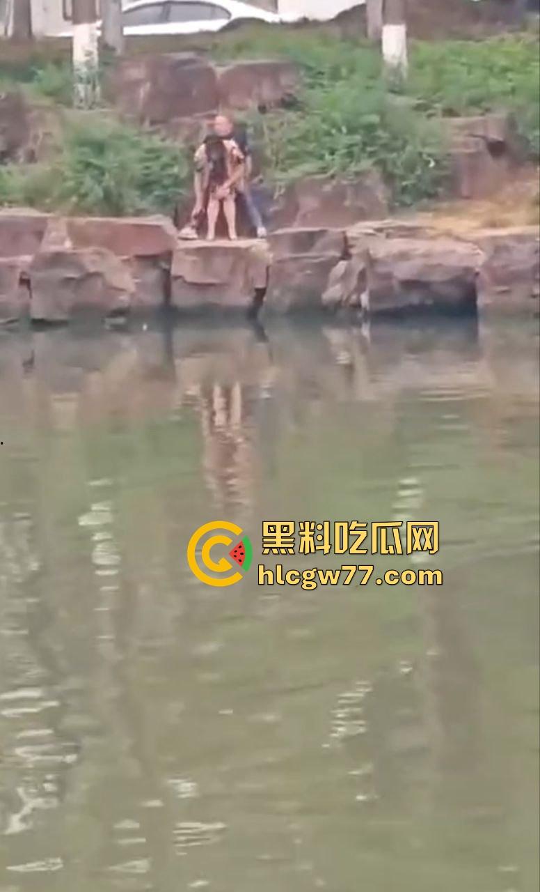 姜还是老的辣 大爷大妈真会玩 来河边偷情 一边做爱 一边看风景 性爱过程被路人全 记录！  第5张