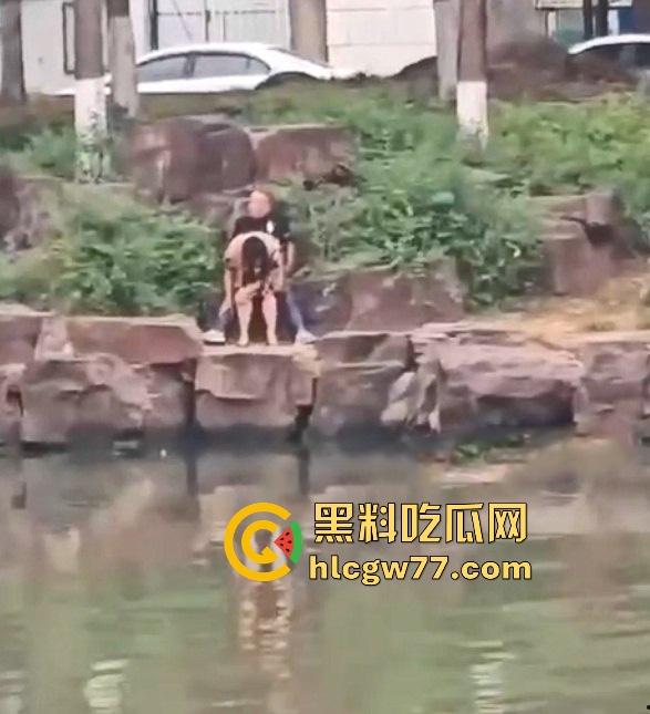 姜还是老的辣 大爷大妈真会玩 来河边偷情 一边做爱 一边看风景 性爱过程被路人全 记录！  第7张