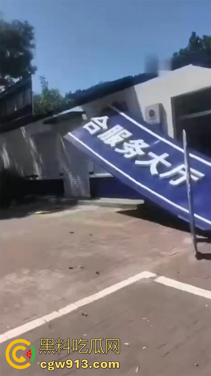 河北邢台内丘县，发生特大爆炸事件，现场浓烟滚滚还有烟花爆竹声，疑似废品收购站起火导致！  第1张