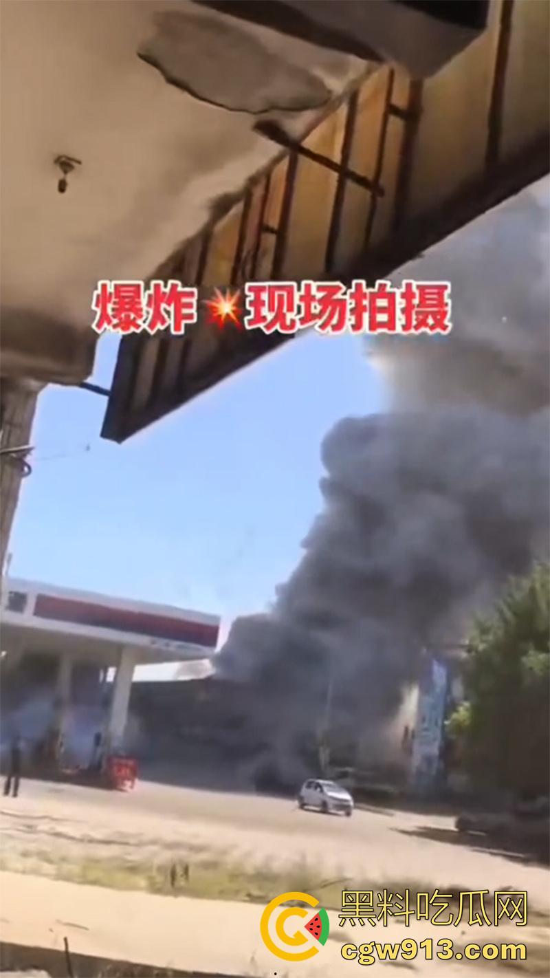 河北邢台内丘县，发生特大爆炸事件，现场浓烟滚滚还有烟花爆竹声，疑似废品收购站起火导致！  第3张