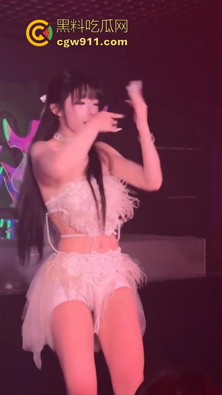 前面跳得有多骚，私下给就操的有多狼狈，土豪重金拿下酒吧模特，骑乘内射狠狠满足！  第1张