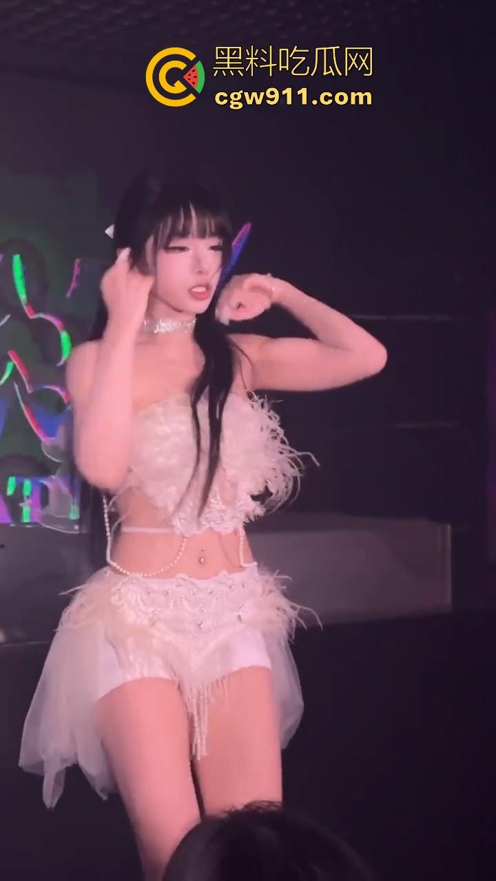 前面跳得有多骚，私下给就操的有多狼狈，土豪重金拿下酒吧模特，骑乘内射狠狠满足！  第2张