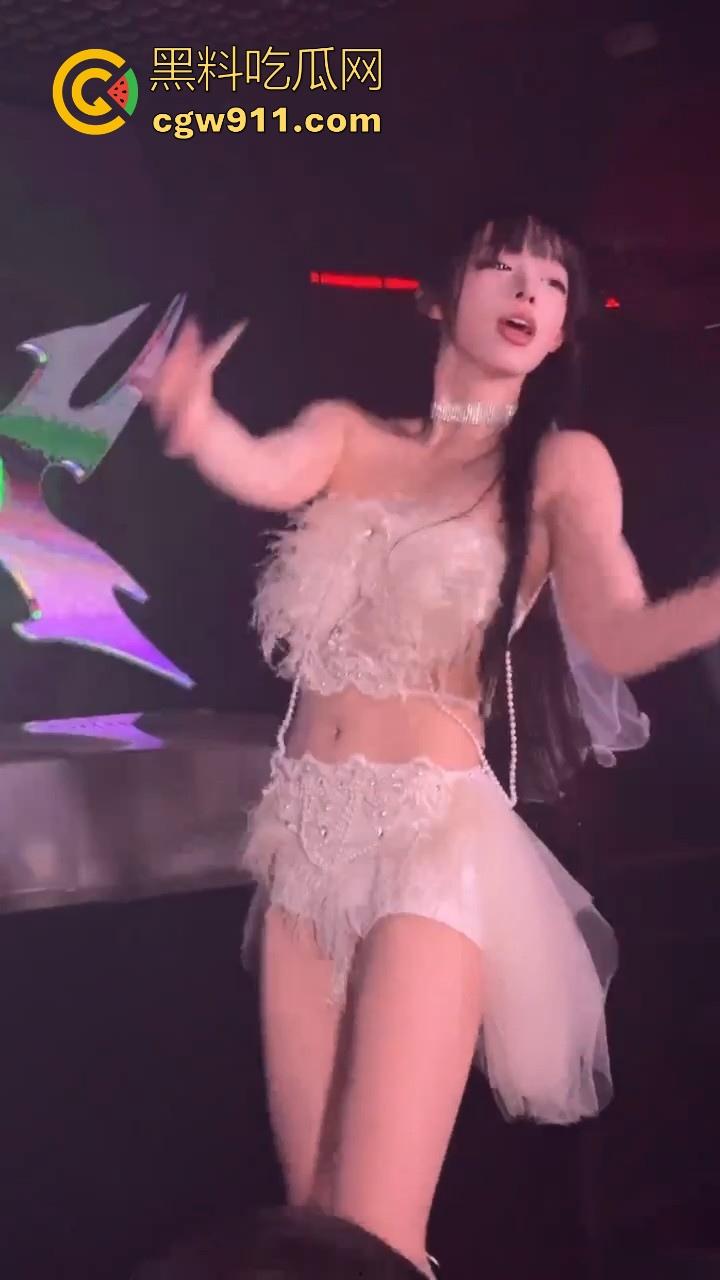 前面跳得有多骚，私下给就操的有多狼狈，土豪重金拿下酒吧模特，骑乘内射狠狠满足！  第4张