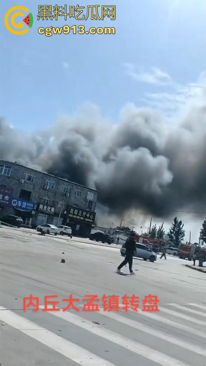 河北邢台内丘县，发生特大爆炸事件，现场浓烟滚滚还有烟花爆竹声，疑似废品收购站起火导致！  第5张