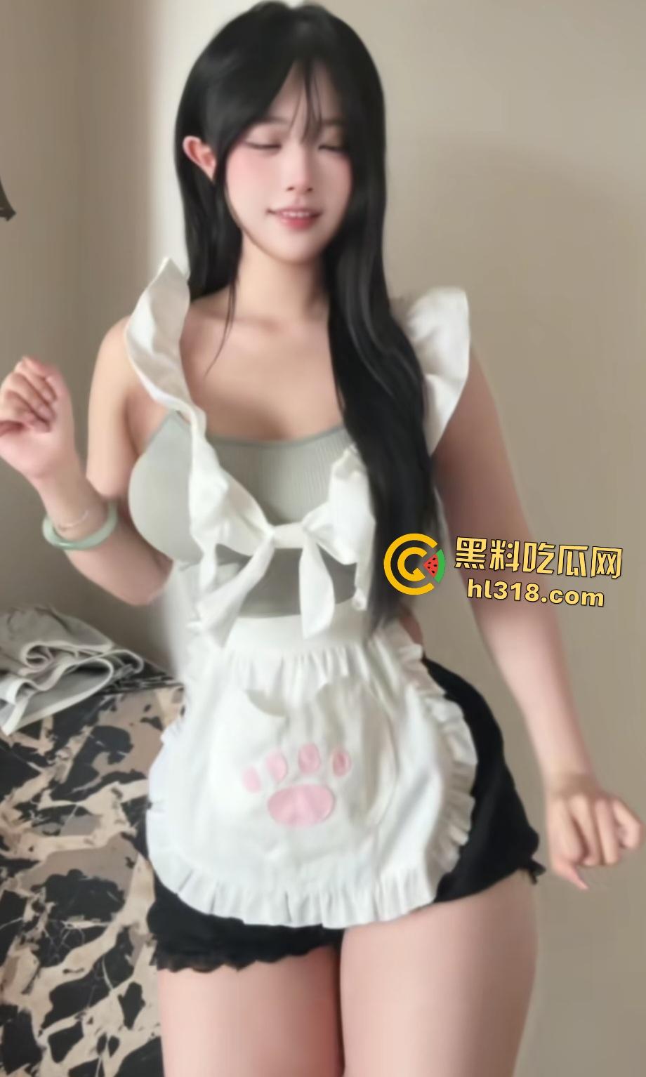 抖音网红【喝多了就想兔】酒后失态穿红色蕾丝情趣装裹巨乳半露，极致反差自拍撩裙底！  第3张