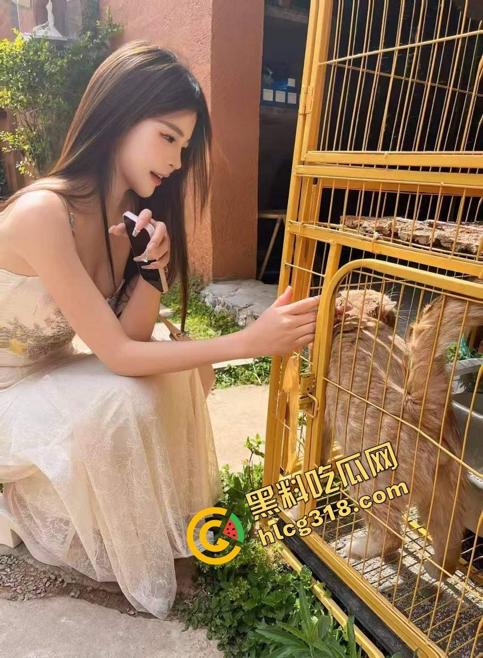 加拿大留学生白皮母狗『艾米丽』跪地含鸡巴像吃饭，嘴里不许发一声，喷脸都得舔干净！  第2张