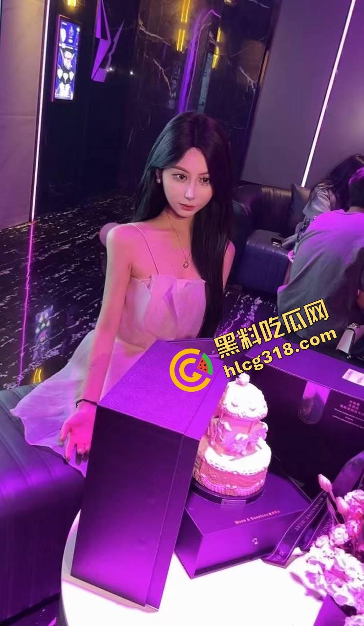 加拿大留学生白皮母狗『艾米丽』跪地含鸡巴像吃饭，嘴里不许发一声，喷脸都得舔干净！  第7张