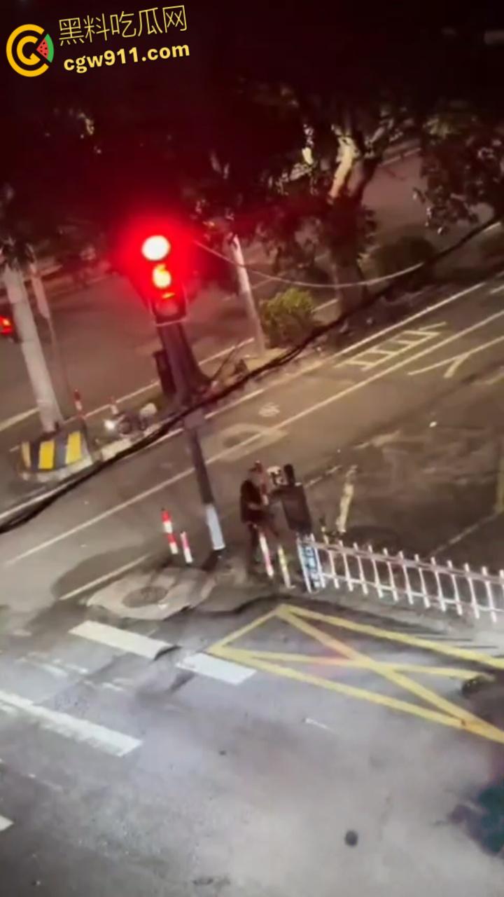 广东河池醉汉酒后失控，成年男子管不住自己酒瘾，深夜街头大打出手大砸车辆，鲜血流淌不仅扰民还伤己 ！  第3张