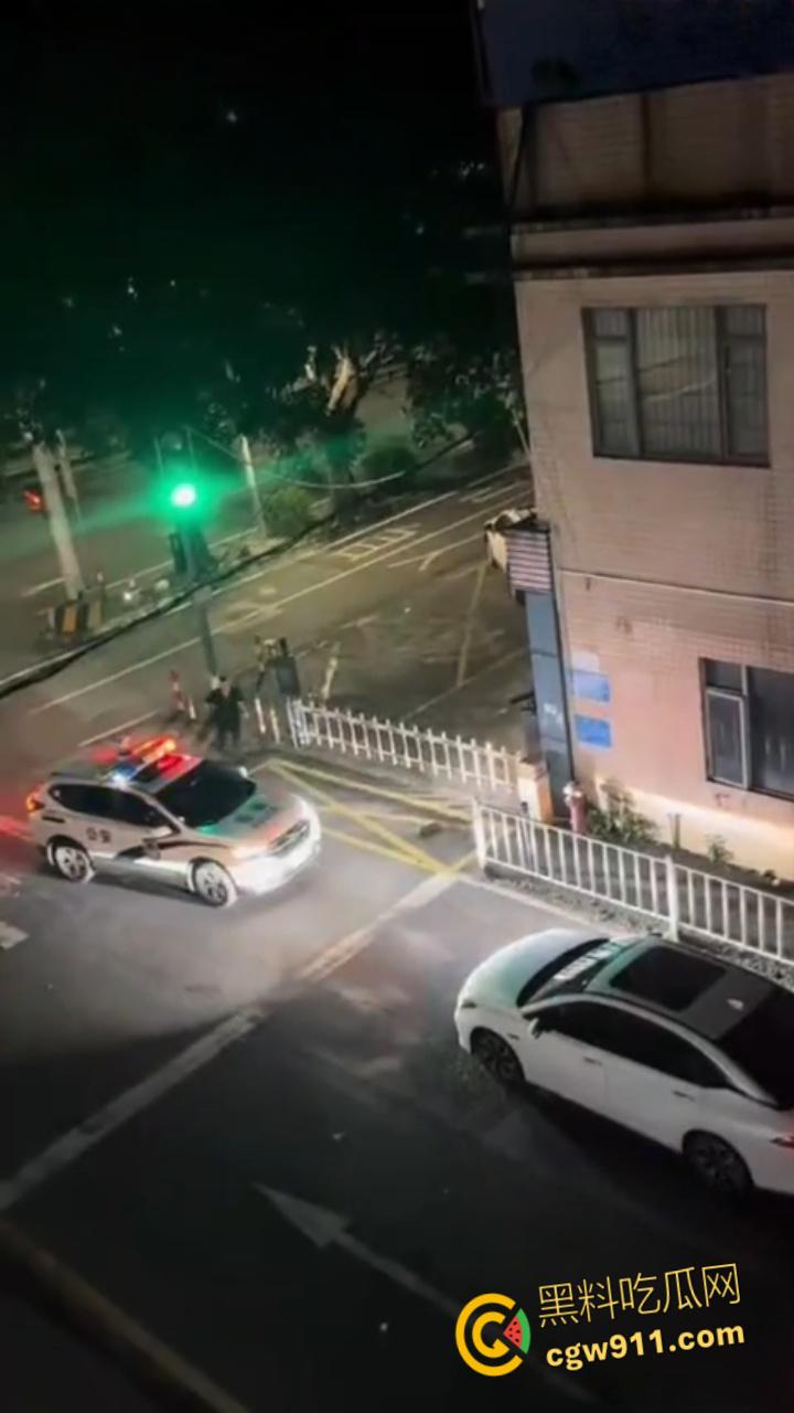 广东河池醉汉酒后失控，成年男子管不住自己酒瘾，深夜街头大打出手大砸车辆，鲜血流淌不仅扰民还伤己 ！  第4张