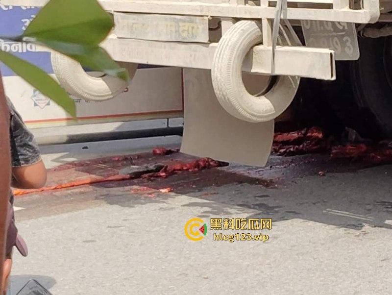 血腥慎点！太惨烈！尼泊尔一男子遭货车碾压拖行 “肠子都出来了！”  第2张