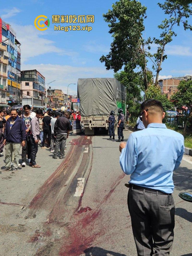 血腥慎点！太惨烈！尼泊尔一男子遭货车碾压拖行 “肠子都出来了！”  第3张