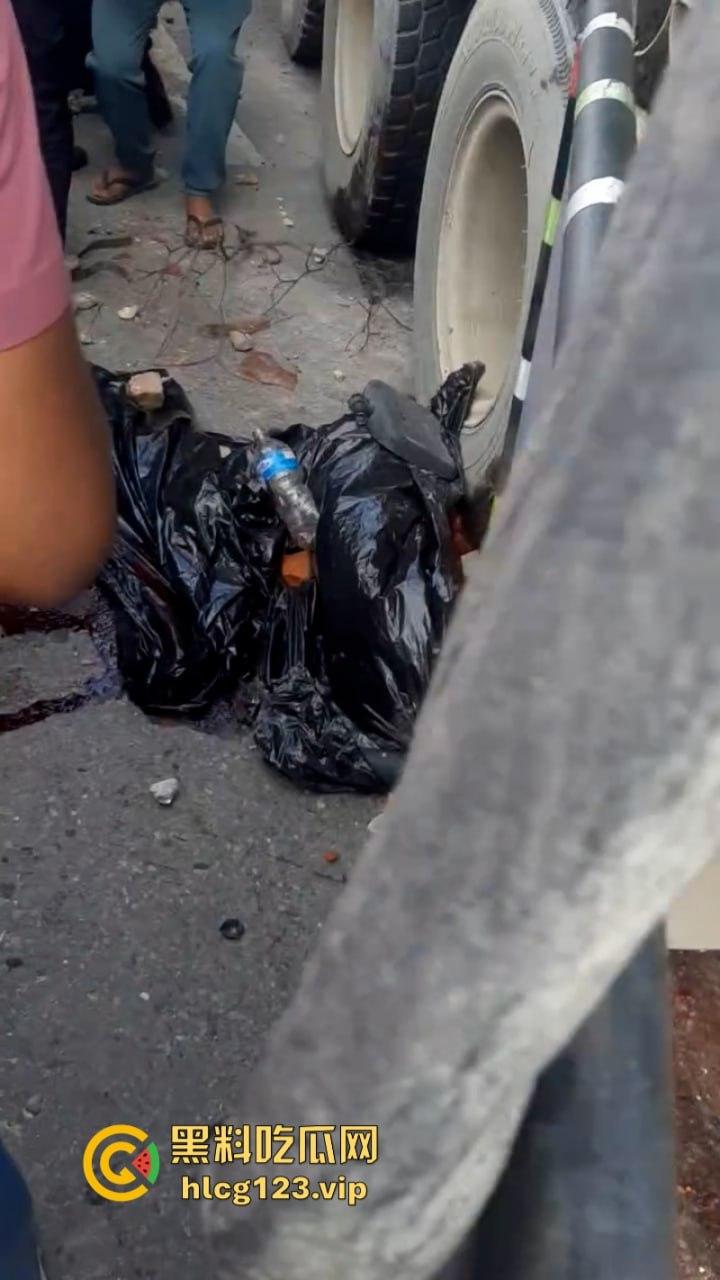 血腥慎点！太惨烈！尼泊尔一男子遭货车碾压拖行 “肠子都出来了！”  第7张