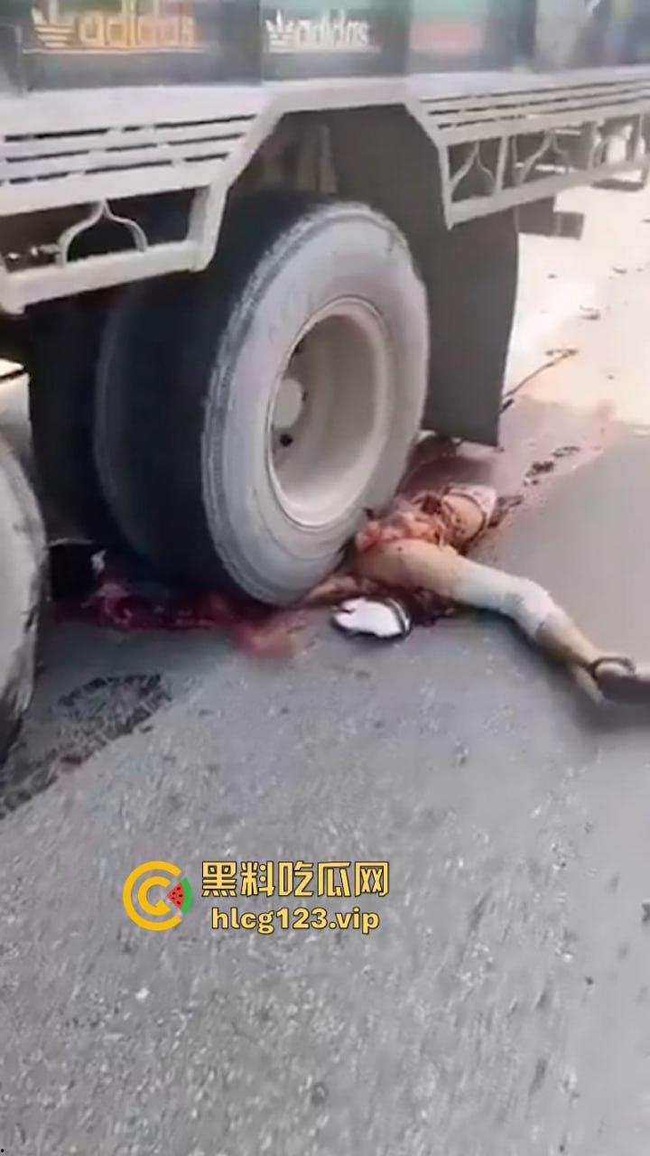 血腥慎点！太惨烈！尼泊尔一男子遭货车碾压拖行 “肠子都出来了！”  第11张