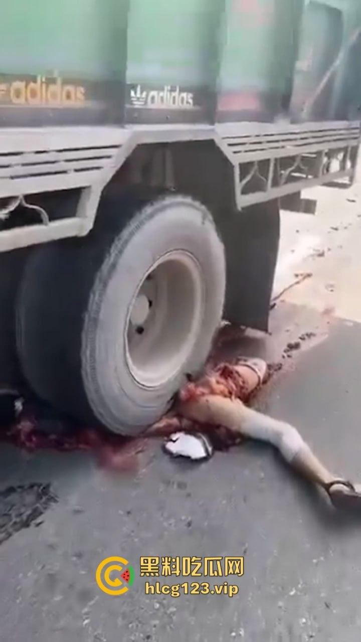 血腥慎点！太惨烈！尼泊尔一男子遭货车碾压拖行 “肠子都出来了！”  第12张