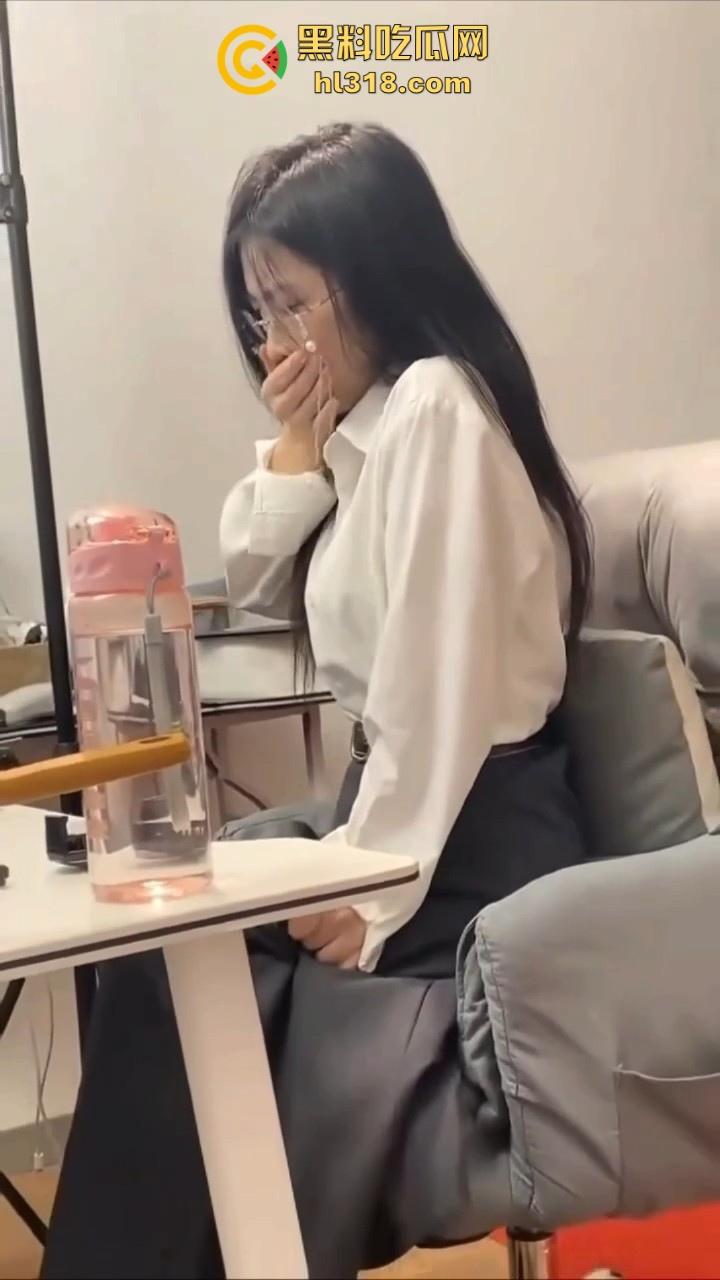 塞着跳蛋上班眼睛婊，下班后酒店火爆开操，无情打桩机猛插小穴狠狠的满足，高潮颤抖淫荡十足！  第2张