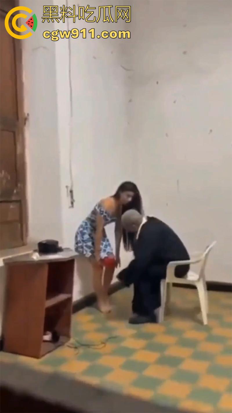 牧师大叔穿道授液，被信徒偷拍，国外牧师密室约会性感洋妞，美腿修长身材极品，正在为尤物净化身心，却被偷拍小伙打断施法！  第1张