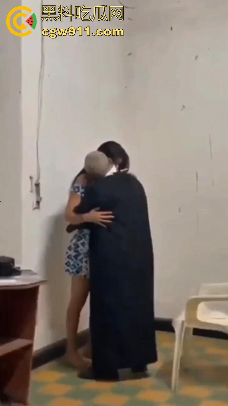 牧师大叔穿道授液，被信徒偷拍，国外牧师密室约会性感洋妞，美腿修长身材极品，正在为尤物净化身心，却被偷拍小伙打断施法！  第2张