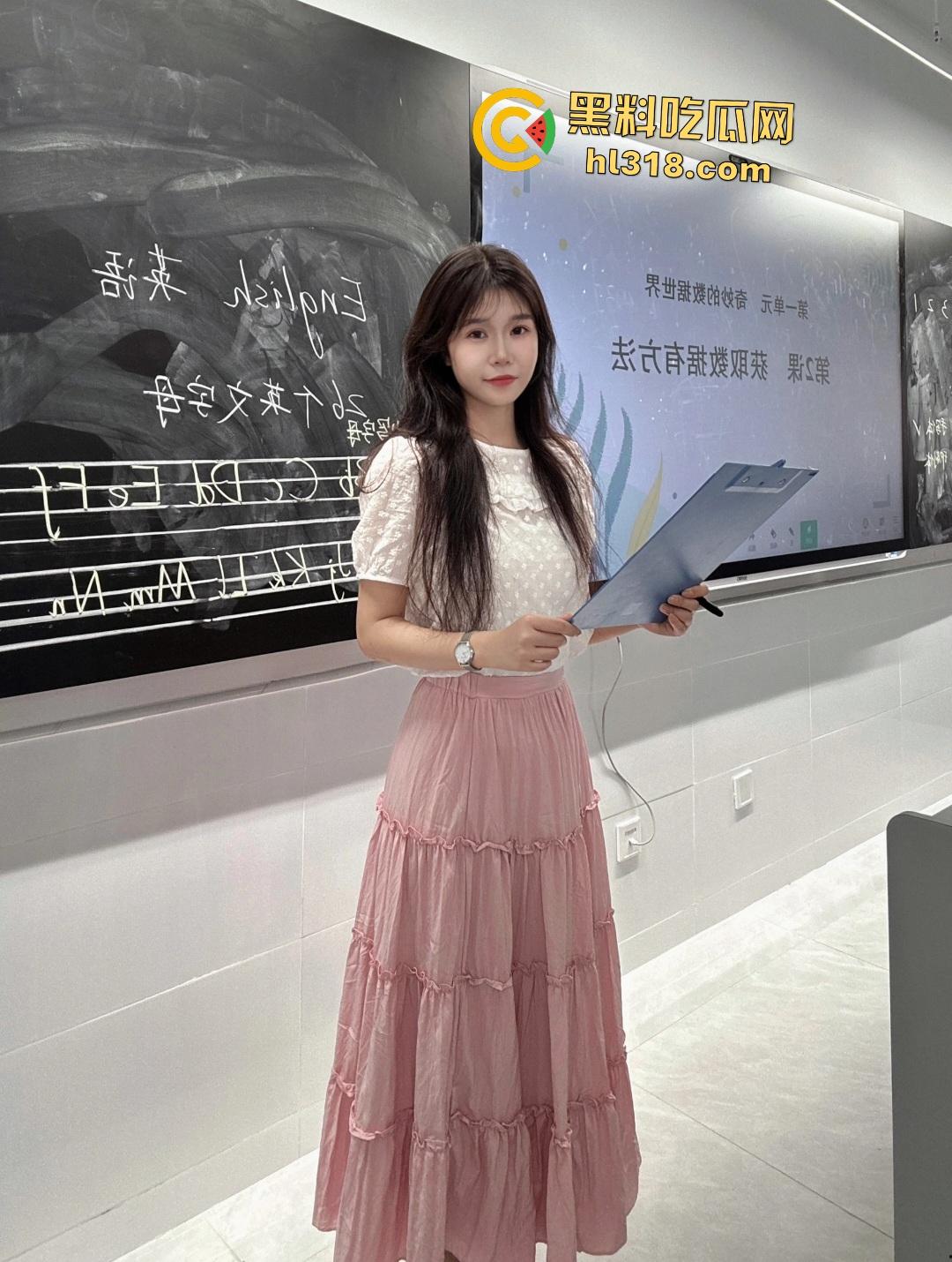 广西南宁埌西小学暑假开淫啪！女教师【梁晓媚】张开巨盆大逼，狂吸男老师鸡巴，男老师暑假也要交作业？  第1张