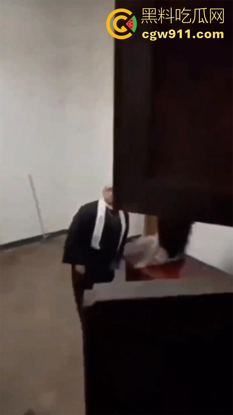 牧师大叔穿道授液，被信徒偷拍，国外牧师密室约会性感洋妞，美腿修长身材极品，正在为尤物净化身心，却被偷拍小伙打断施法！  第7张