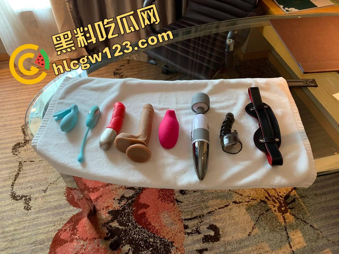 浙大是985 她是9X5【林依依】保研女神用乳头写作业，高颜值学姐被捆成狗，逼里插蜡全程湿！  第14张