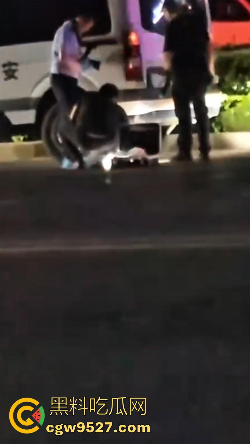 山东恐怖杀人现场，诸城东外环润家园附近，一男子杀人后，将其头颅砍下来，直接放在马路中间！  第7张