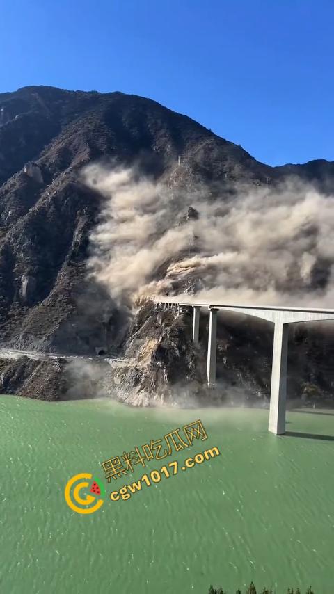 惊悚一幕！四川红旗大桥瞬间坍塌，山体滑坡无情吞噬人类杰作，初建十月竟成废墟，心惊胆战！  第1张