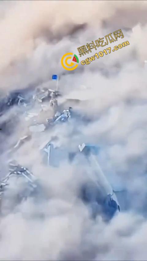 惊悚一幕！四川红旗大桥瞬间坍塌，山体滑坡无情吞噬人类杰作，初建十月竟成废墟，心惊胆战！  第6张