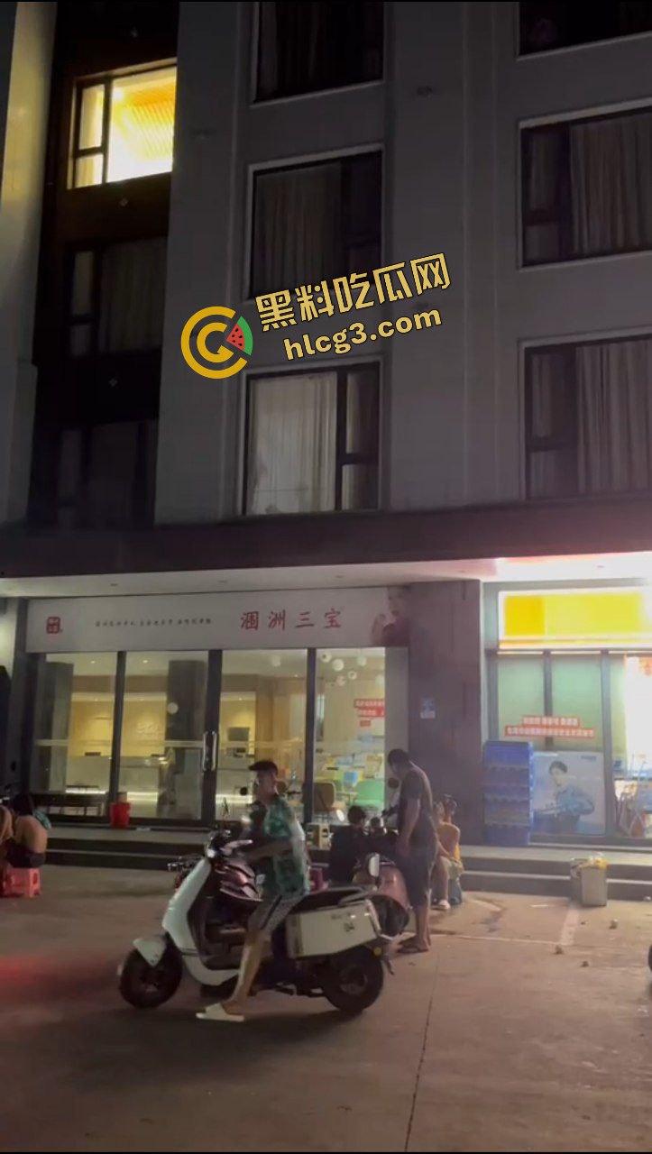 广西北海涠洲 小情侣激情后入性爱 窗帘透光一览无余 被路人偷拍 太猛了吧  第1张