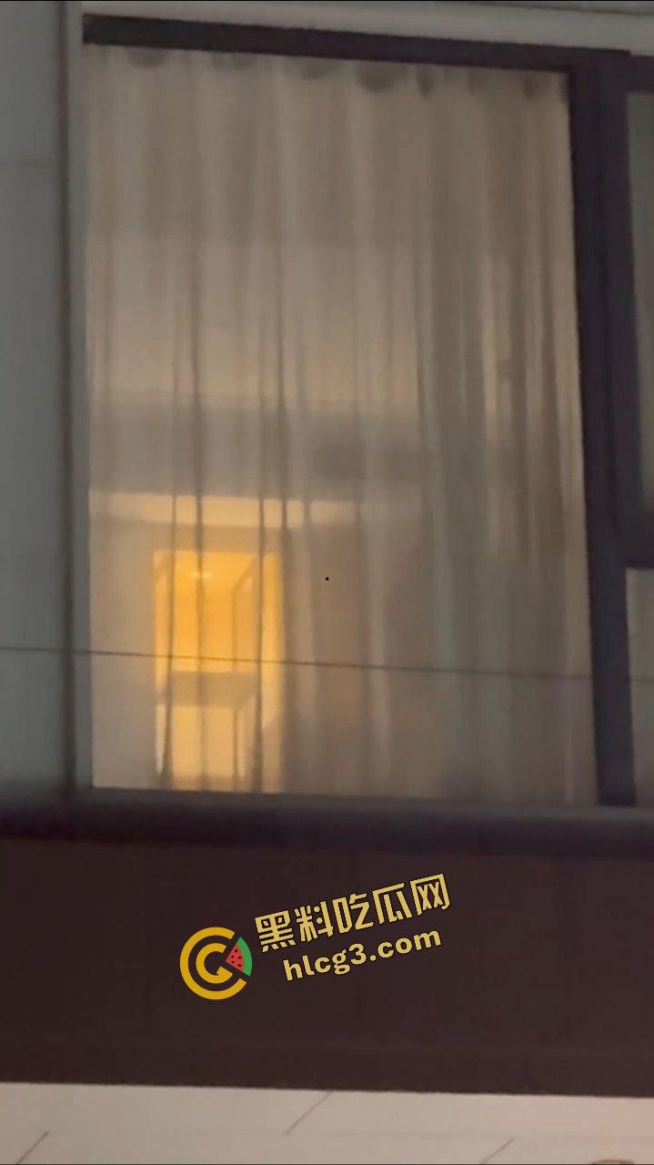 广西北海涠洲 小情侣激情后入性爱 窗帘透光一览无余 被路人偷拍 太猛了吧  第2张