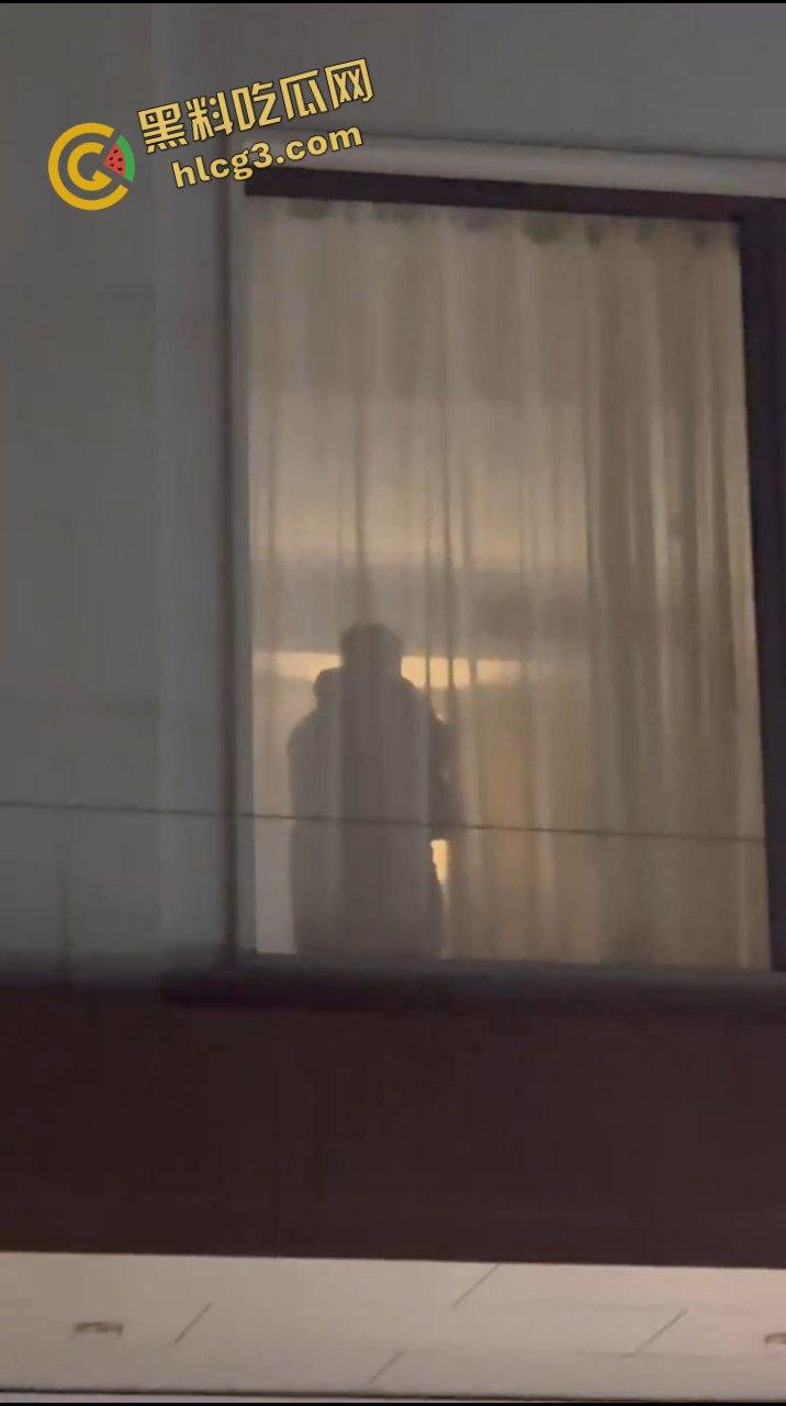 广西北海涠洲 小情侣激情后入性爱 窗帘透光一览无余 被路人偷拍 太猛了吧  第3张